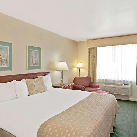 Ramada by Wyndham Draper Hotel Bagian luar foto