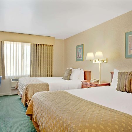 Ramada by Wyndham Draper Hotel Bagian luar foto