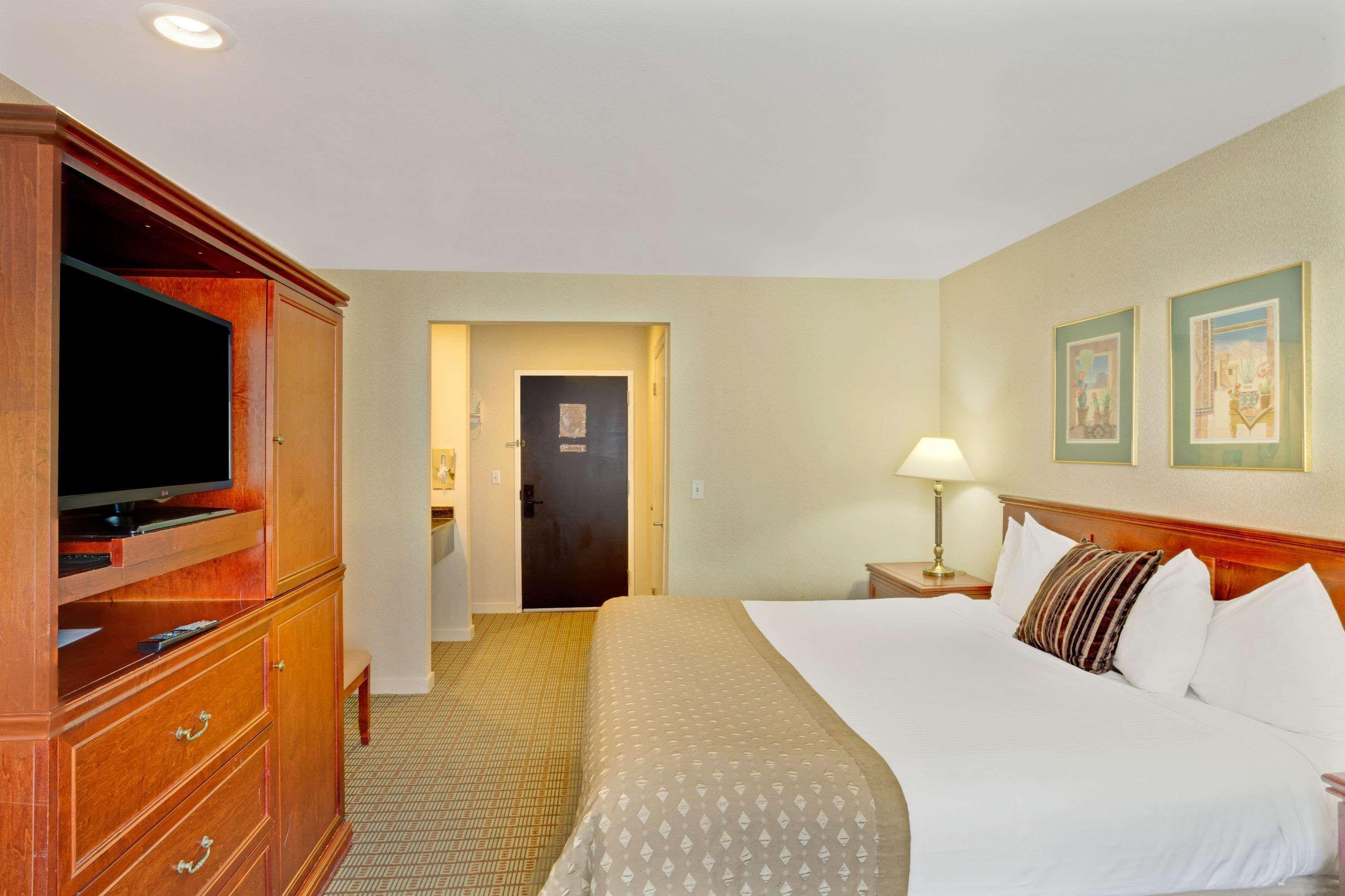 Ramada by Wyndham Draper Hotel Bagian luar foto