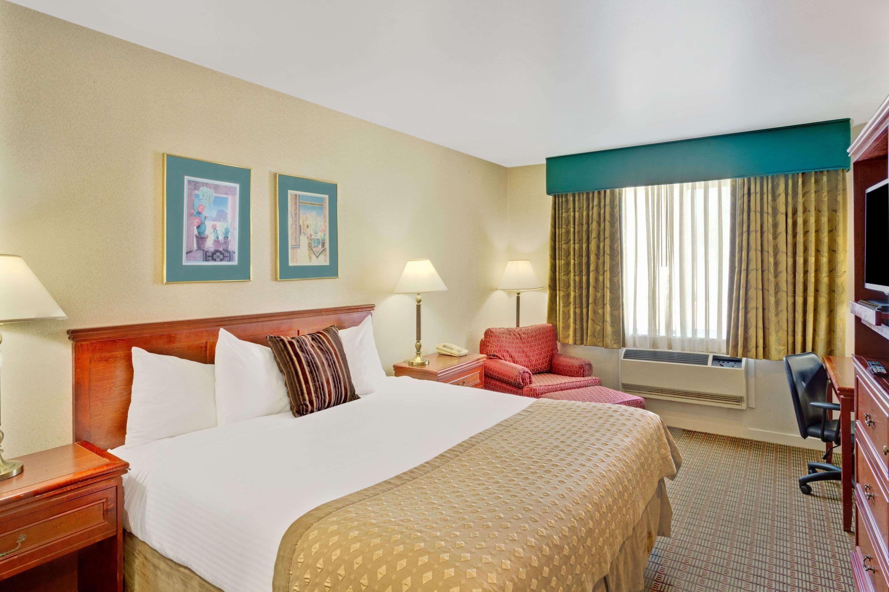 Ramada by Wyndham Draper Hotel Bagian luar foto