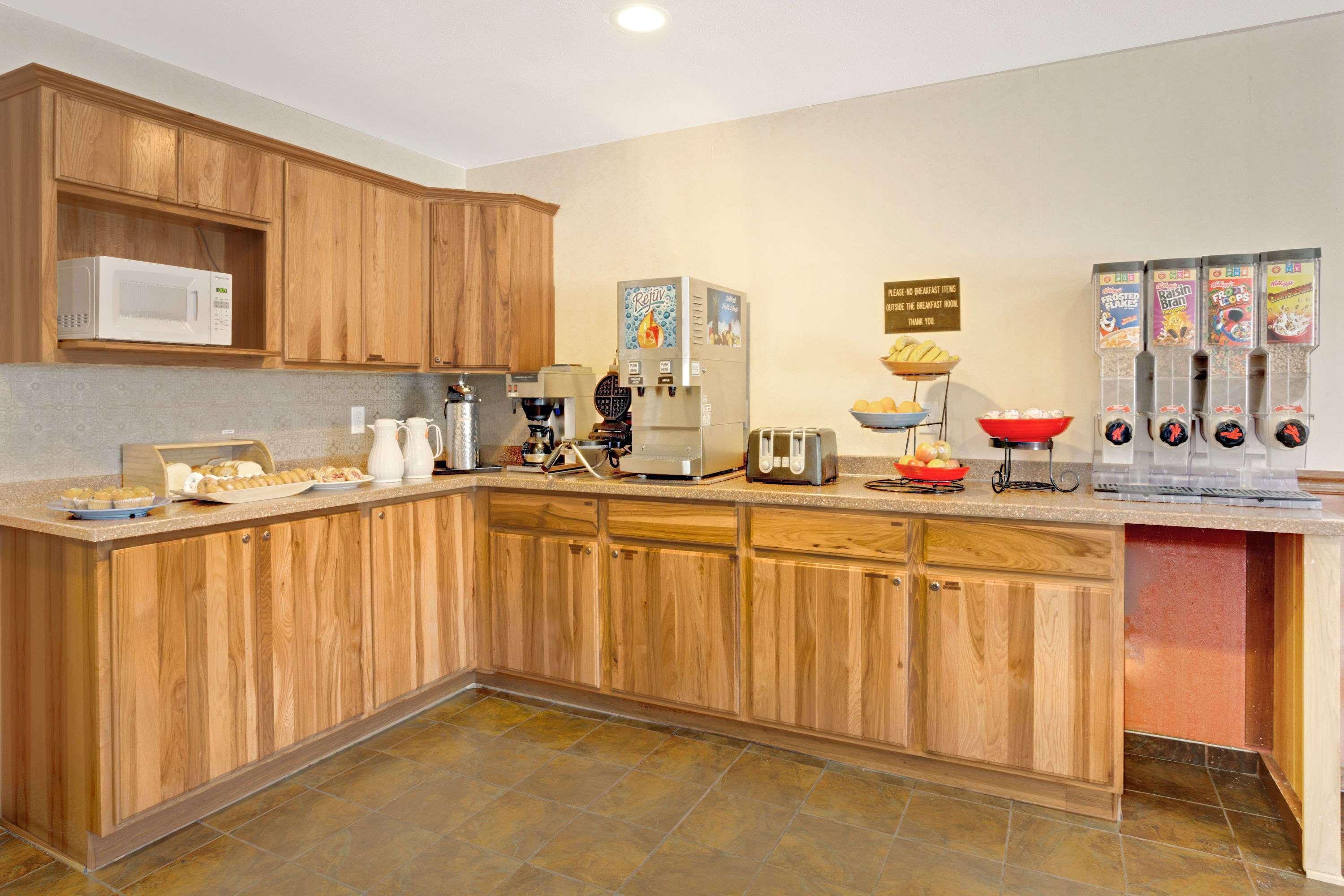 Ramada by Wyndham Draper Hotel Bagian luar foto