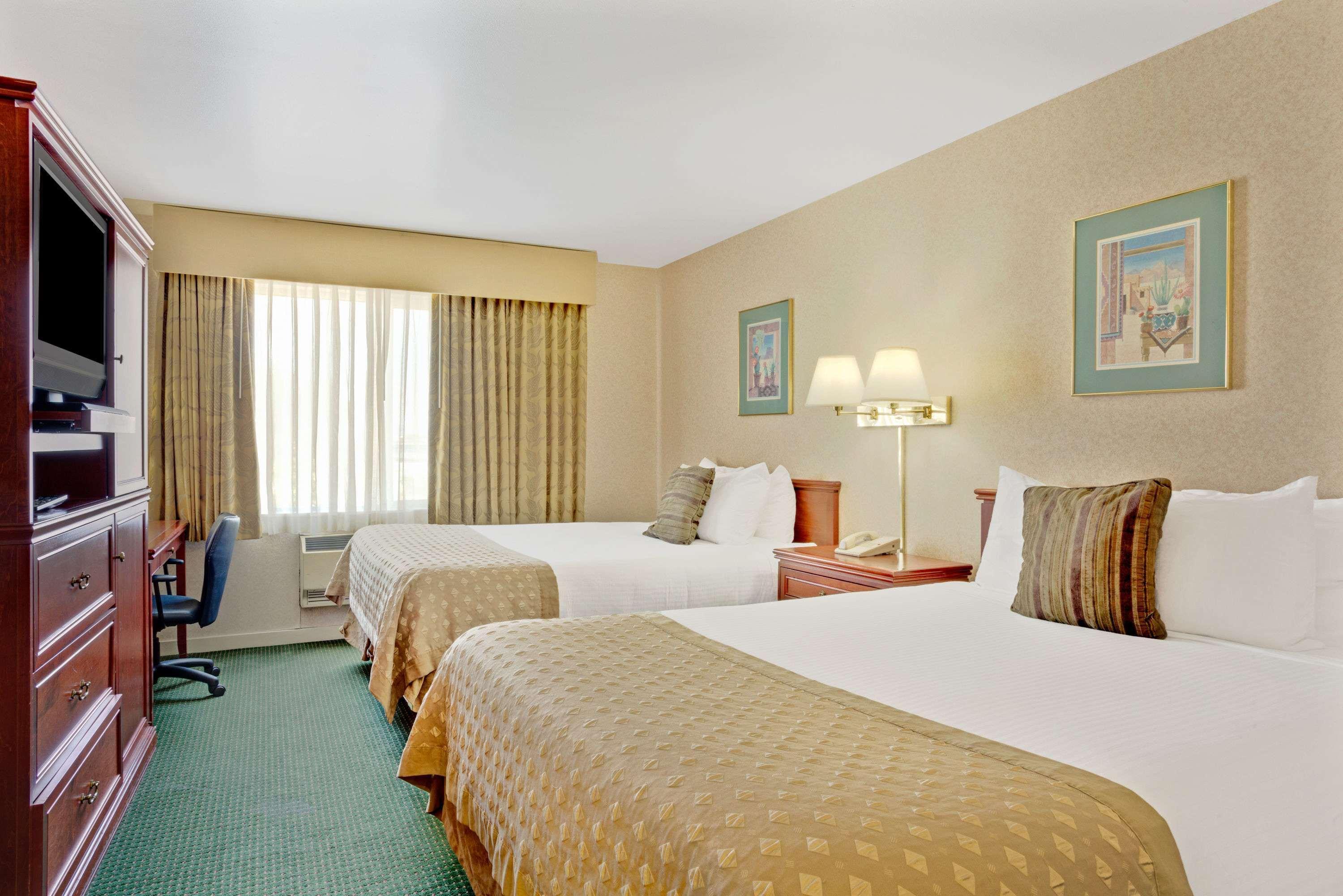 Ramada by Wyndham Draper Hotel Bagian luar foto