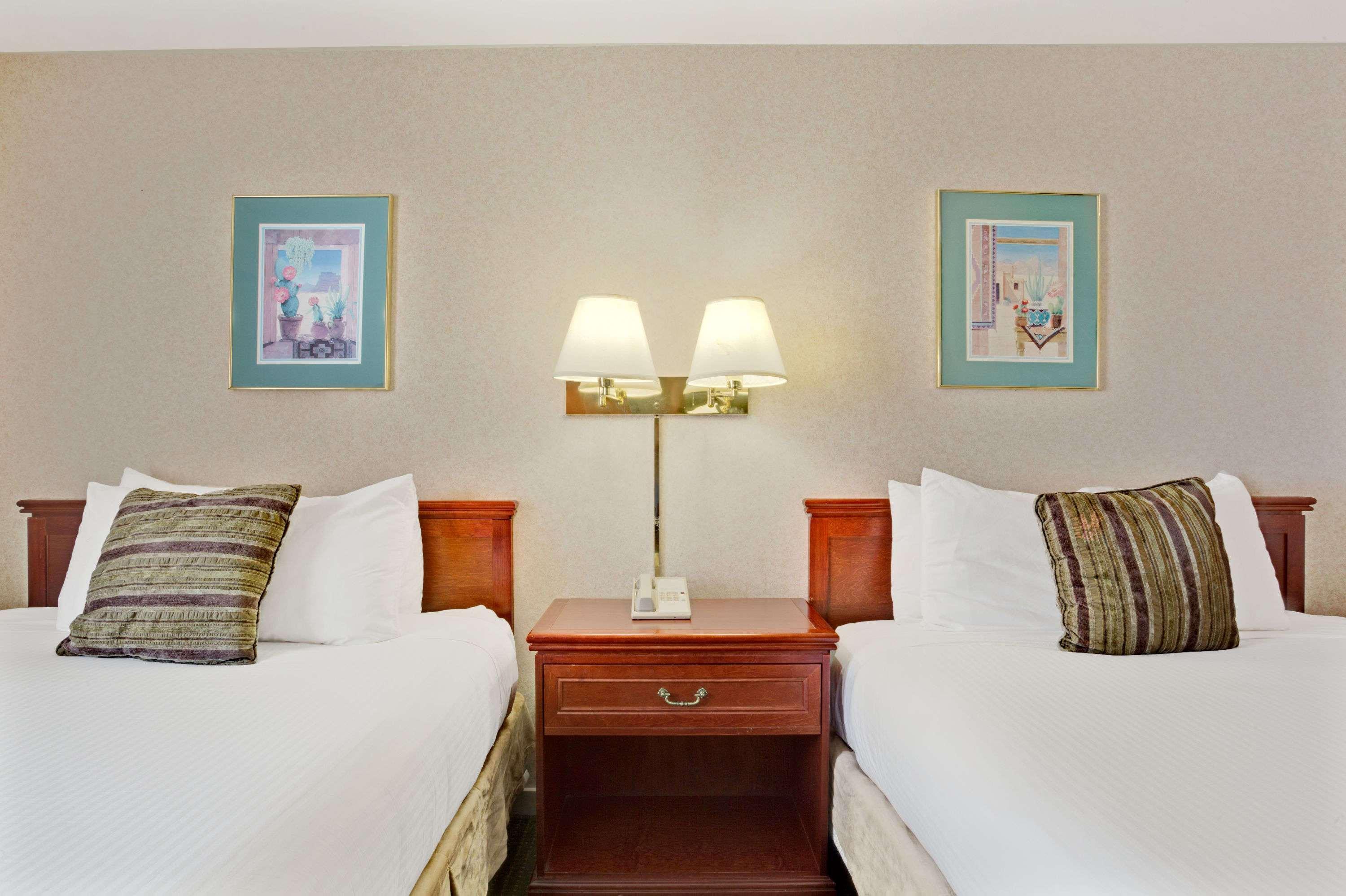 Ramada by Wyndham Draper Hotel Bagian luar foto