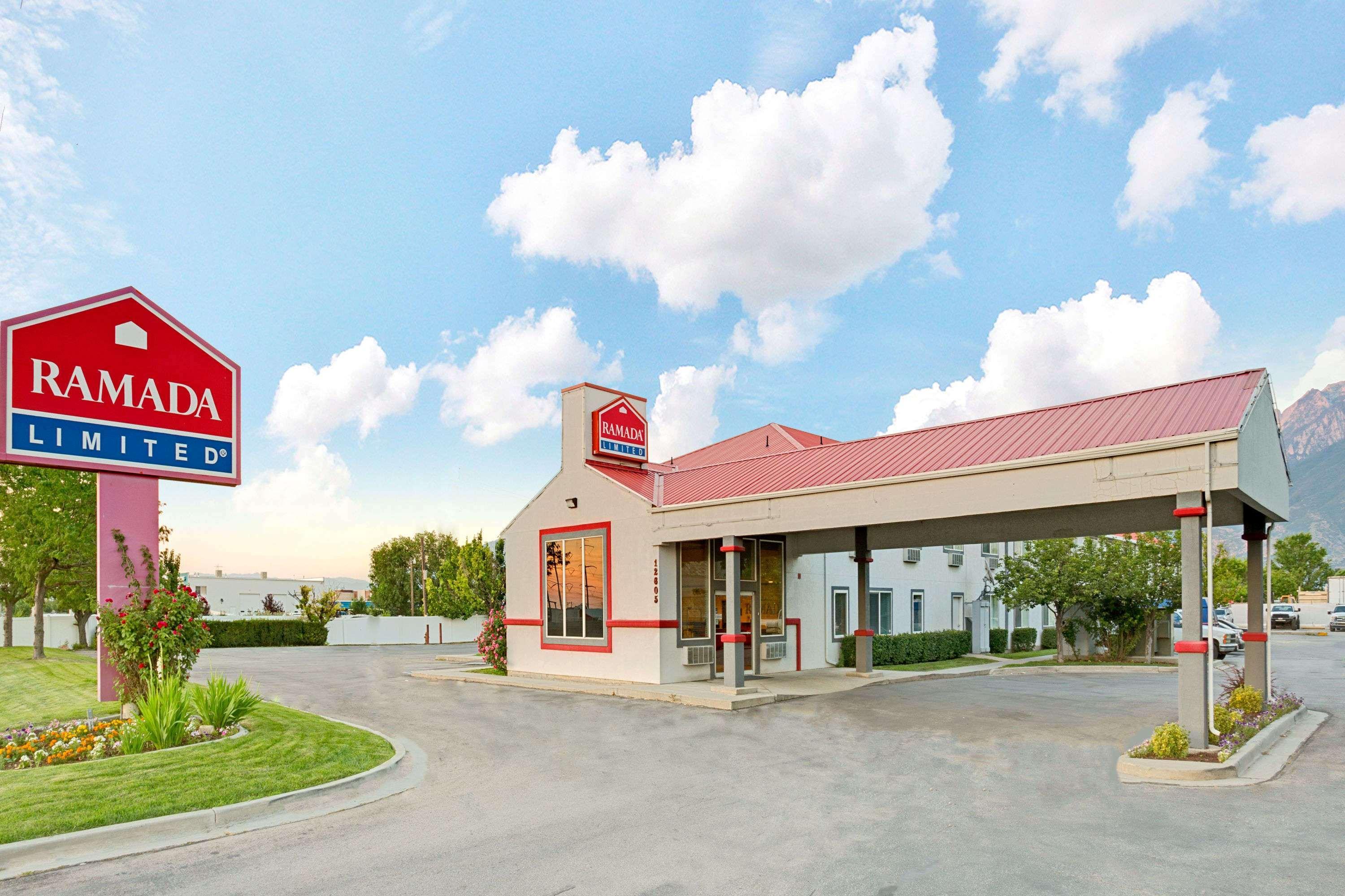 Ramada by Wyndham Draper Hotel Bagian luar foto