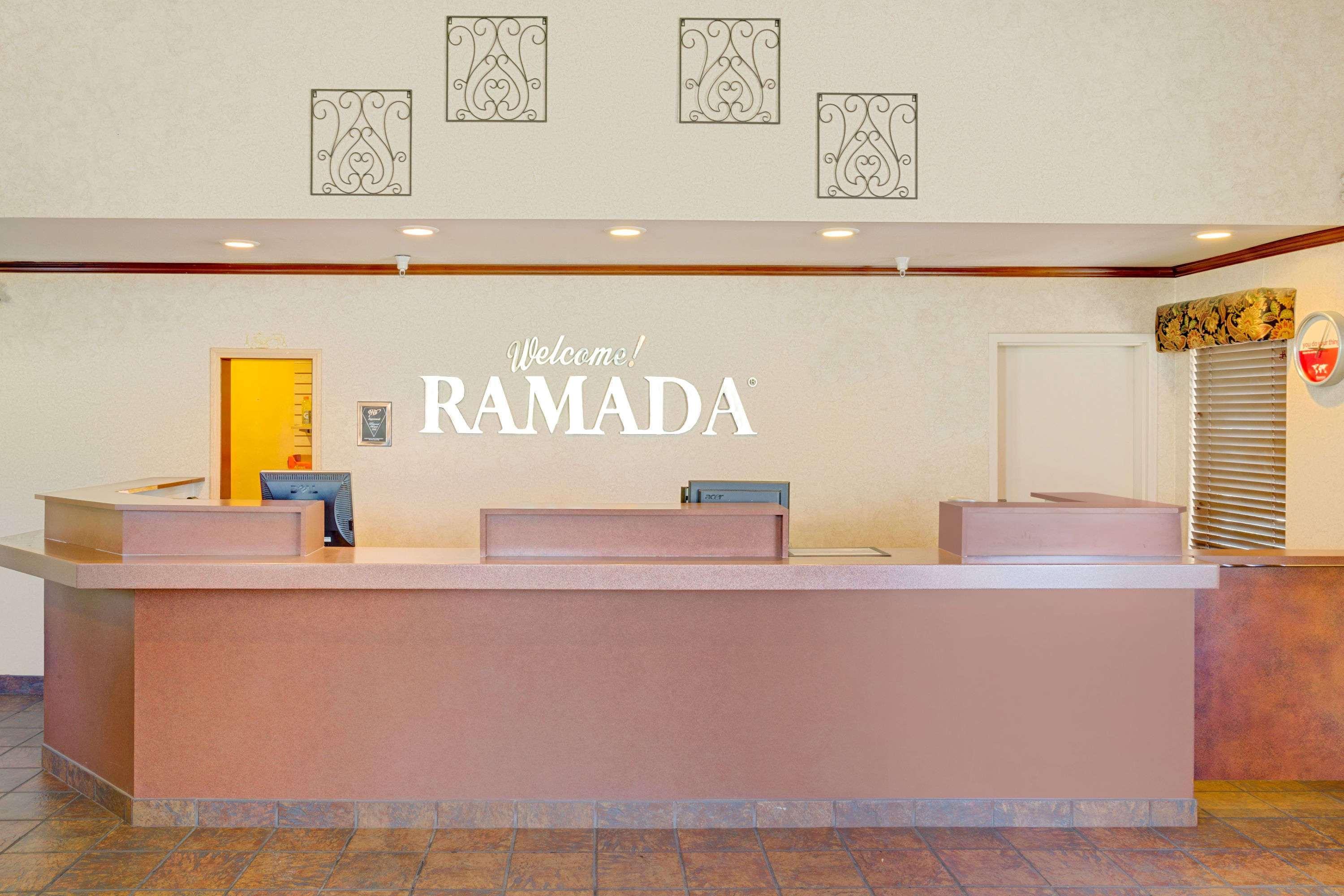 Ramada by Wyndham Draper Hotel Bagian luar foto
