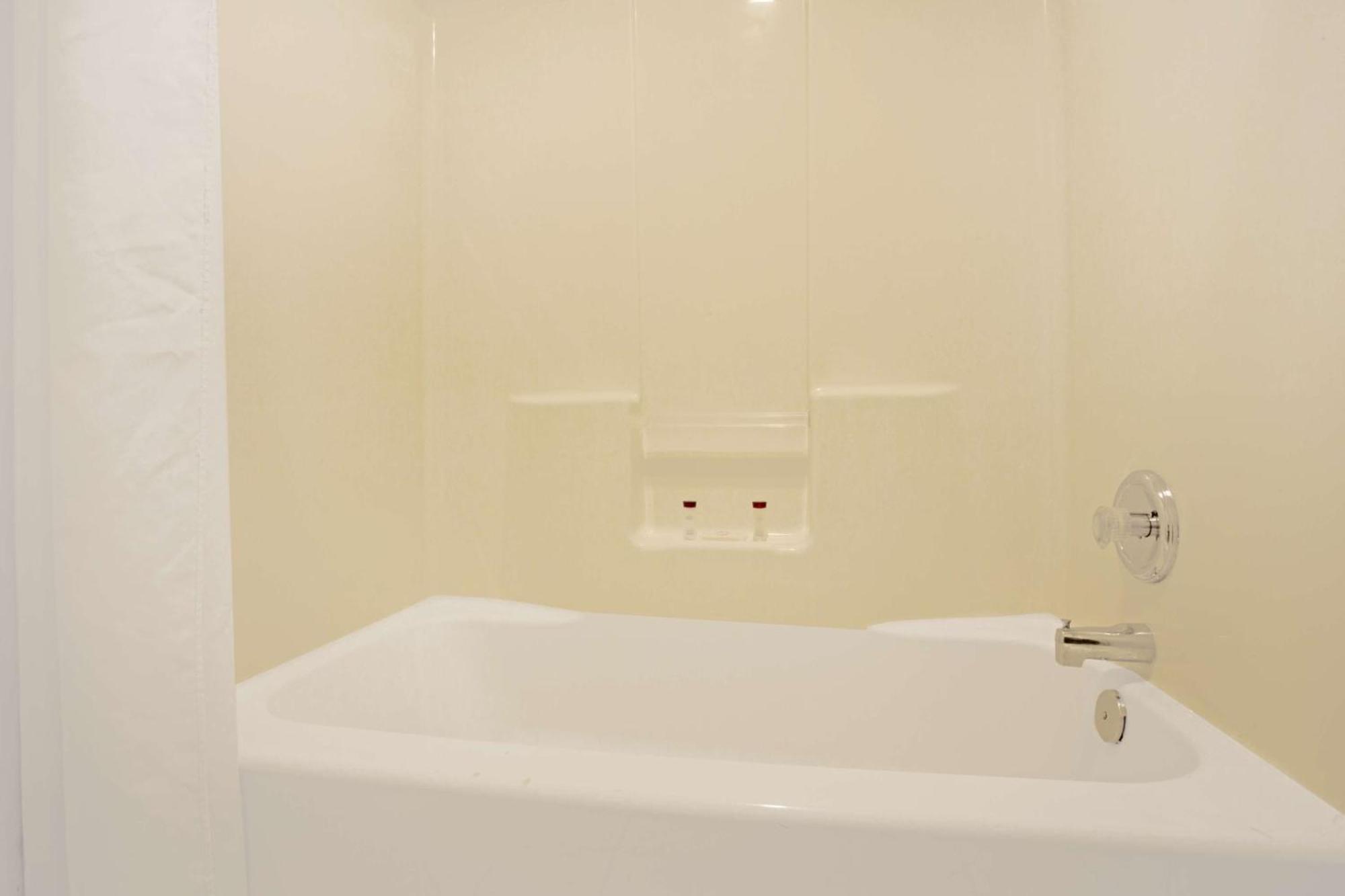 Ramada by Wyndham Draper Hotel Bagian luar foto