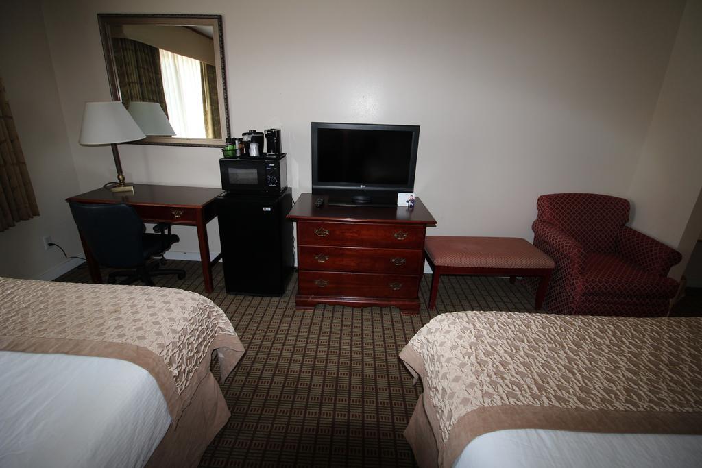 Ramada by Wyndham Draper Hotel Bagian luar foto
