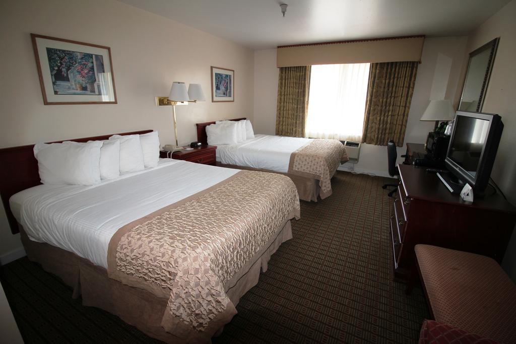 Ramada by Wyndham Draper Hotel Bagian luar foto