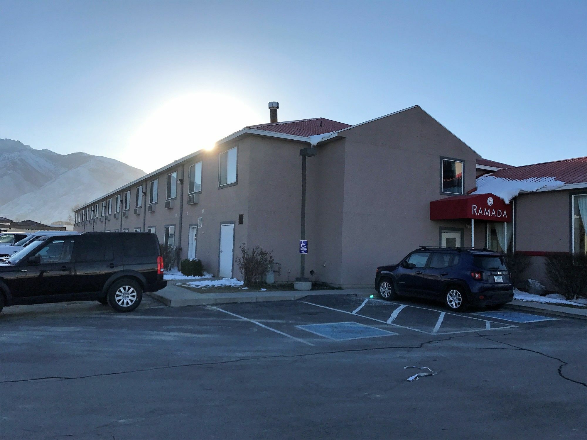 Ramada by Wyndham Draper Hotel Bagian luar foto