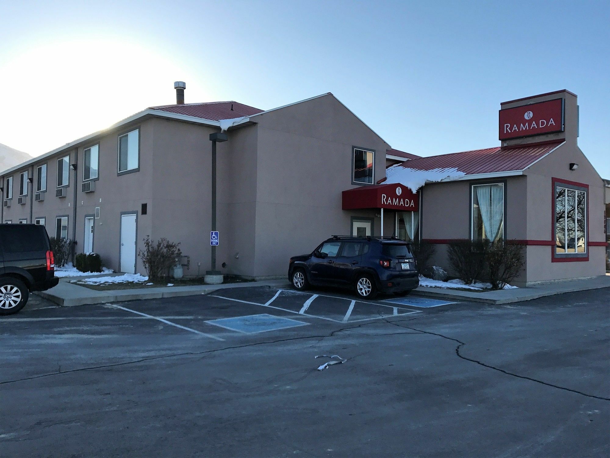 Ramada by Wyndham Draper Hotel Bagian luar foto