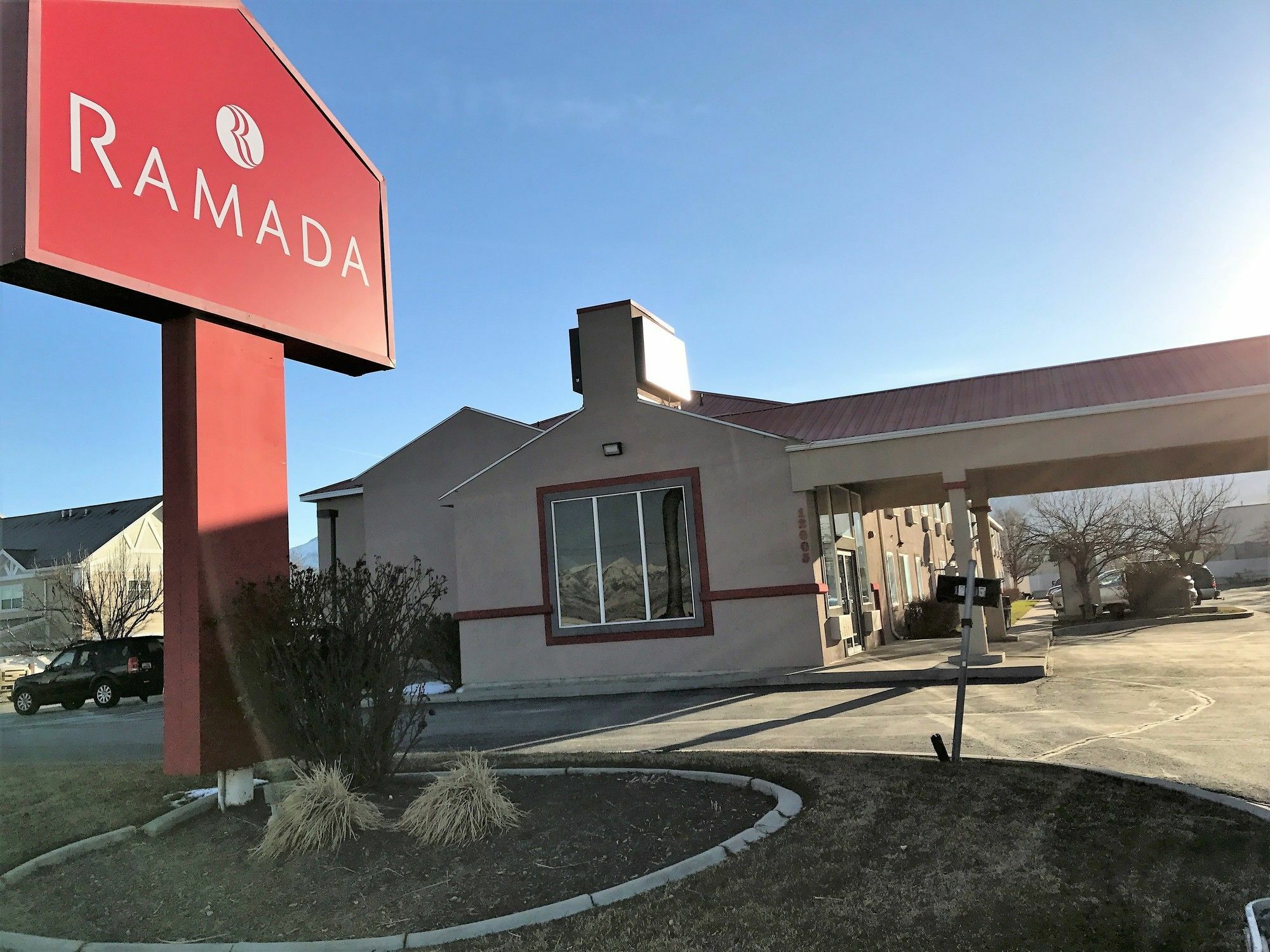 Ramada by Wyndham Draper Hotel Bagian luar foto