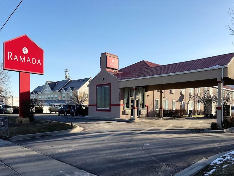 Ramada by Wyndham Draper Hotel Bagian luar foto